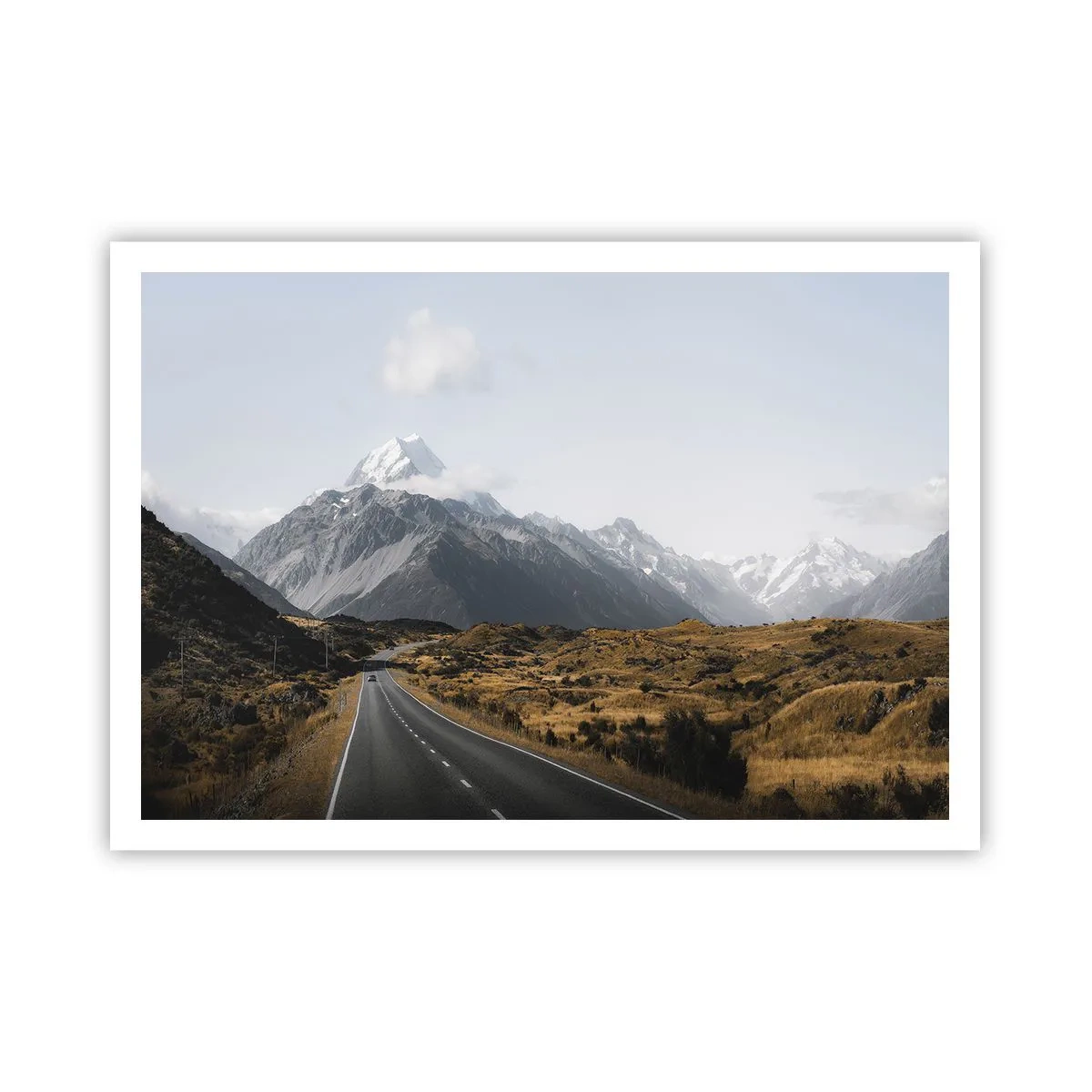 Póster - Un camino en las montañas rodeado de un paisaje pintoresco. - 100x70cm - El camino al corazón de las montañas - Decoración de pared moderna para salón y dormitorio ARTTOR