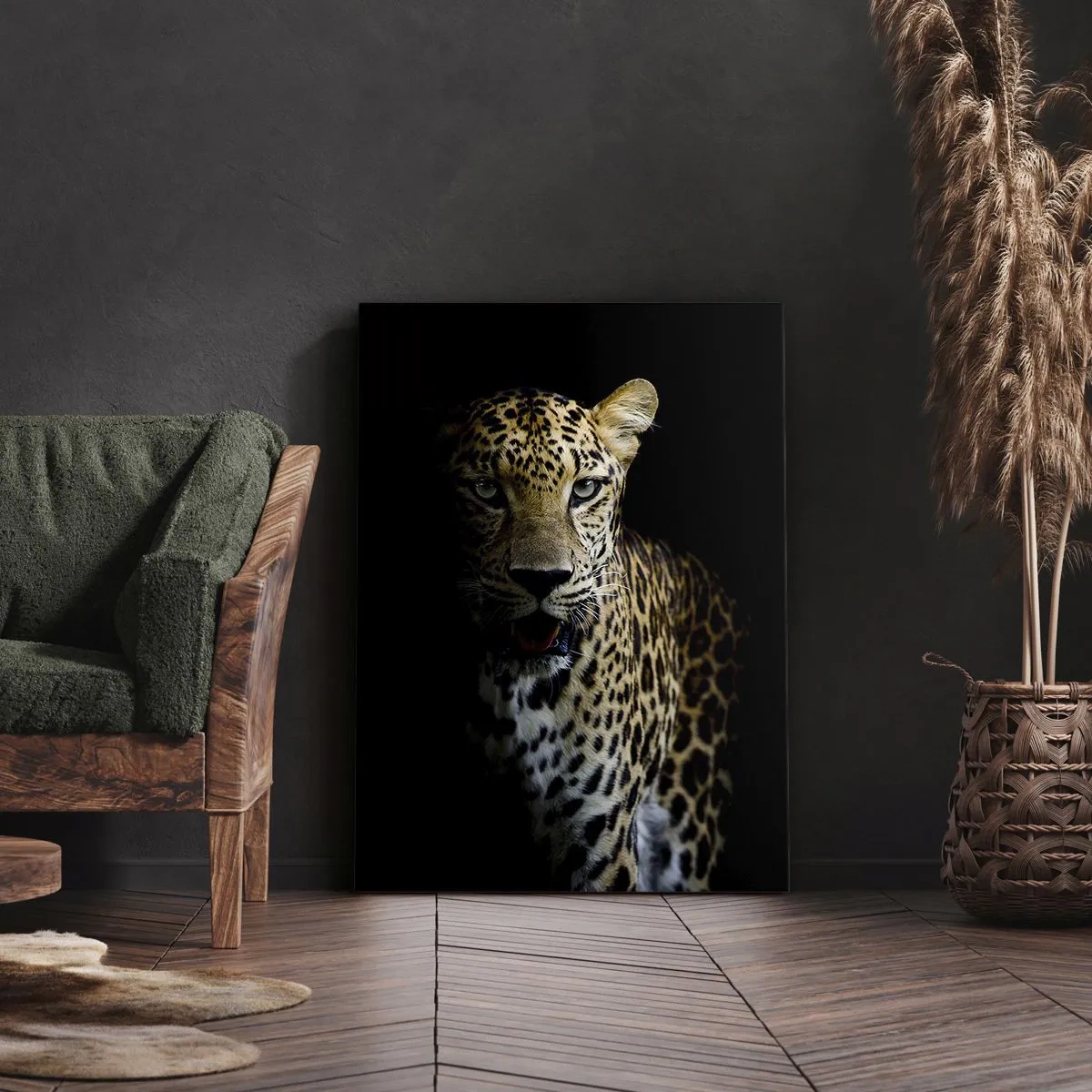 Cuadro sobre lienzo - Impresión de Imagen - Un leopardo sobre un fondo oscuro con una mirada intensa. - 80x120cm - Belleza oscura - Decoración de pared moderna para salón y dormitorio ARTTOR