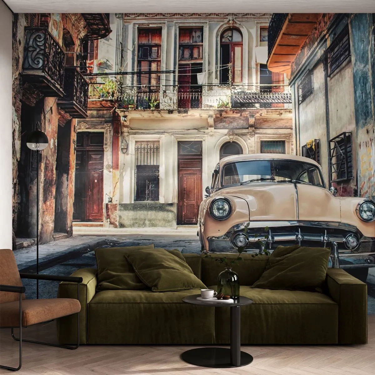 Fotomural Premium Sand - Un coche clásico con el telón de fondo de una calle colonial. - 100x70cm - Siesta en La Habana - Decoración de pared moderna para salón y dormitorio ARTTOR