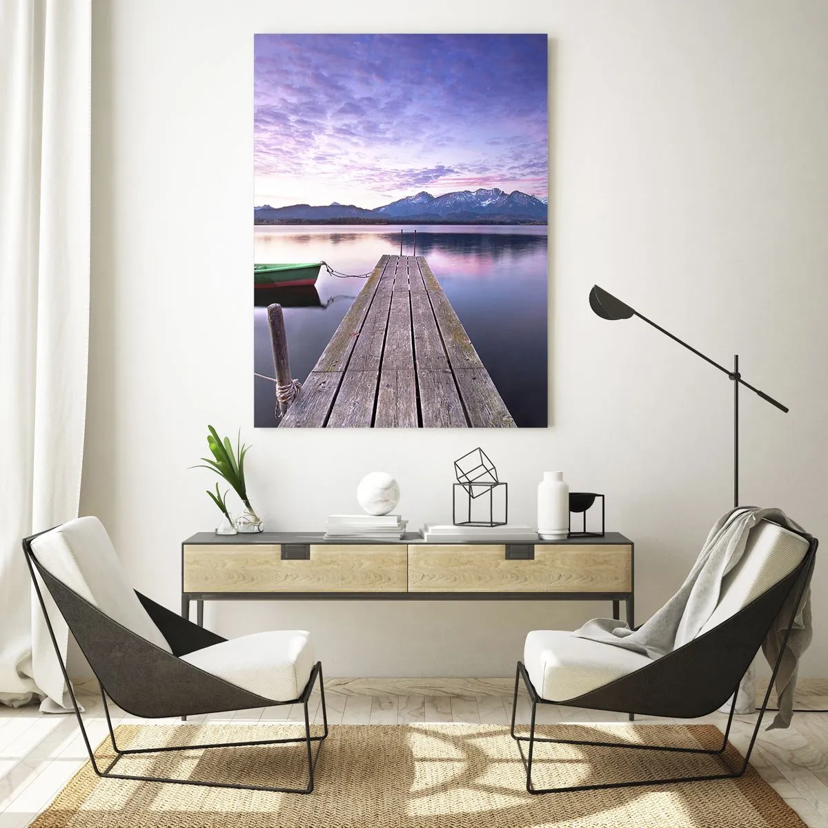 Cuadro sobre vidrio - Impresiones sobre Vidrio - Un muelle de madera con un barco en un lago rodeado de montañas al atardecer. - 70x100cm - Un silencio amistoso - Decoración de pared moderna para salón y dormitorio ARTTOR