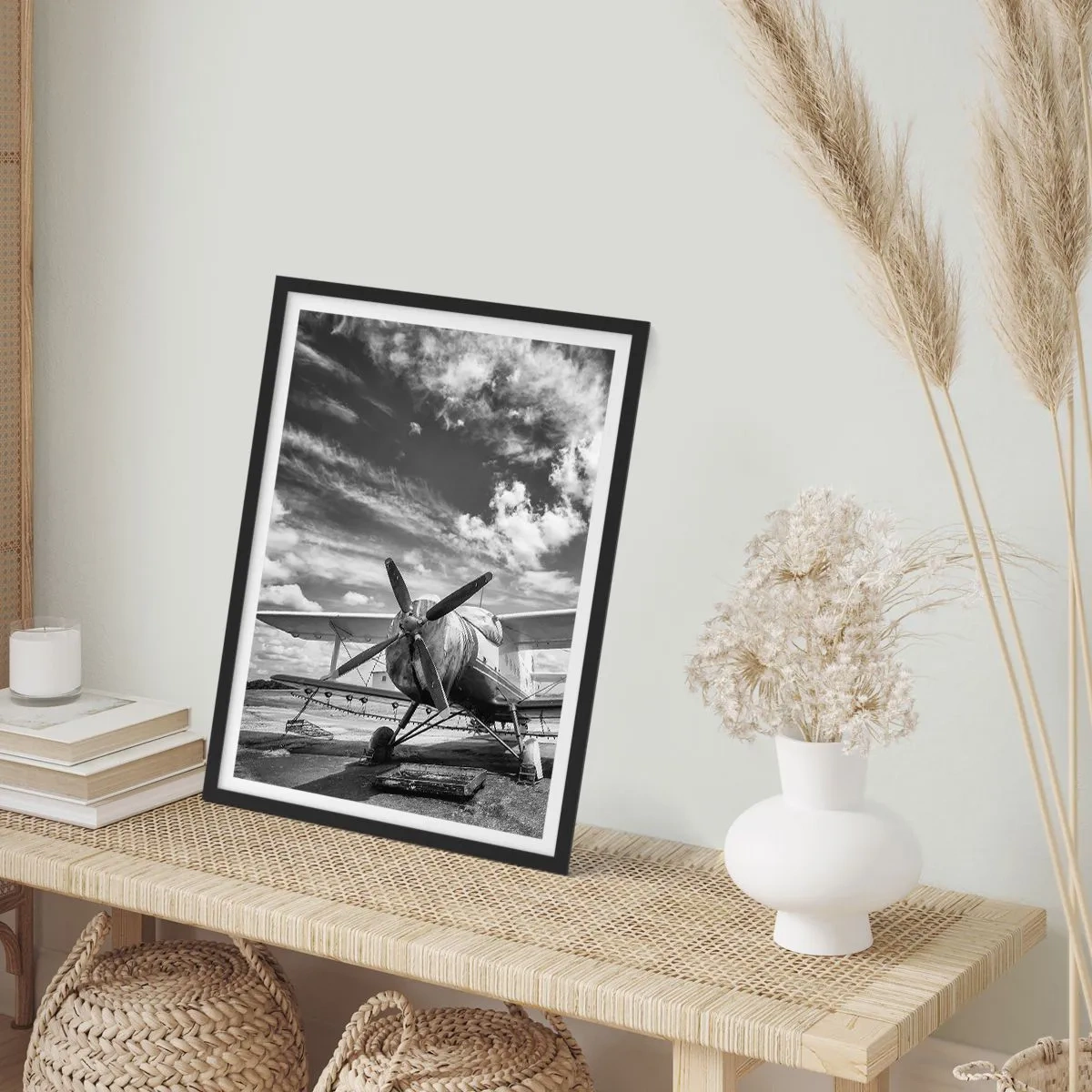 Póster en marco negro - Fotografía en blanco y negro de un avión retro contra el cielo. - 50x70cm - No puedo esperar - Decoración de pared moderna para salón y dormitorio ARTTOR
