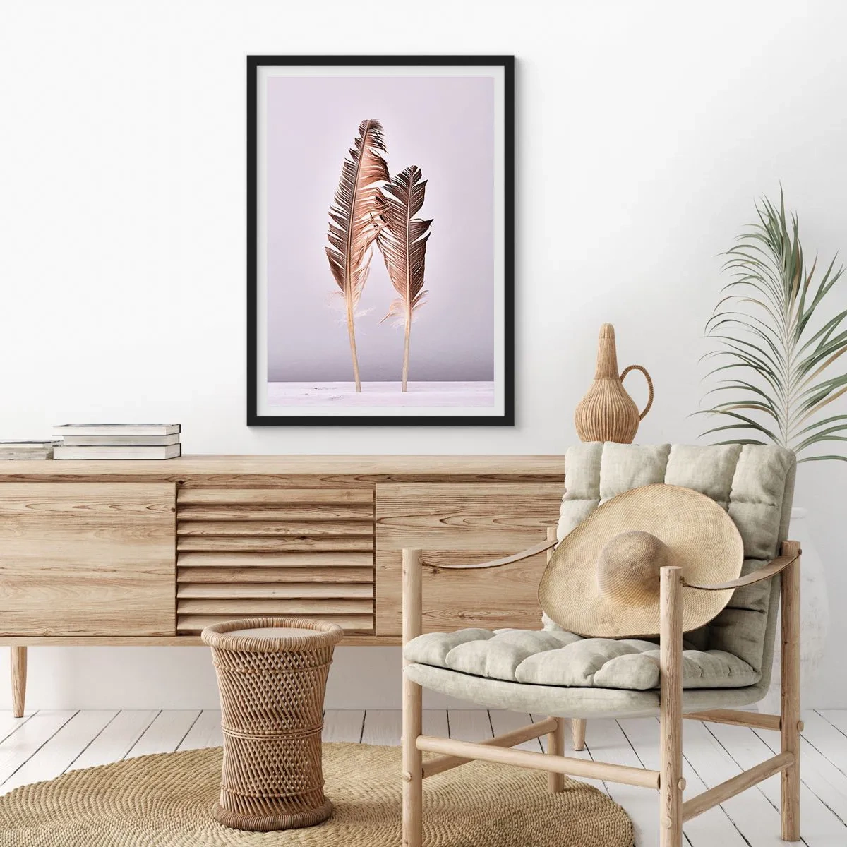 Póster en marco negro - Dos plumas marrones sobre un fondo claro en estilo minimalista. - 50x70cm - Contra la nada - Decoración de pared moderna para salón y dormitorio ARTTOR
