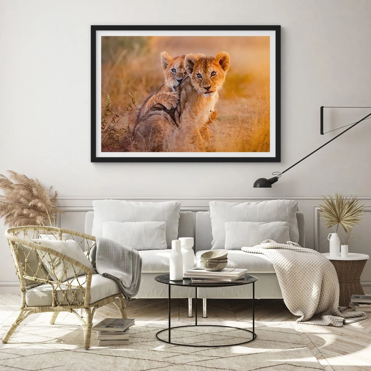 Póster en marco negro - Adorables cachorros de león en su entorno natural. - 70x50cm - ¡No molestar! Nos estamos divirtiendo - Decoración de pared moderna para salón y dormitorio ARTTOR