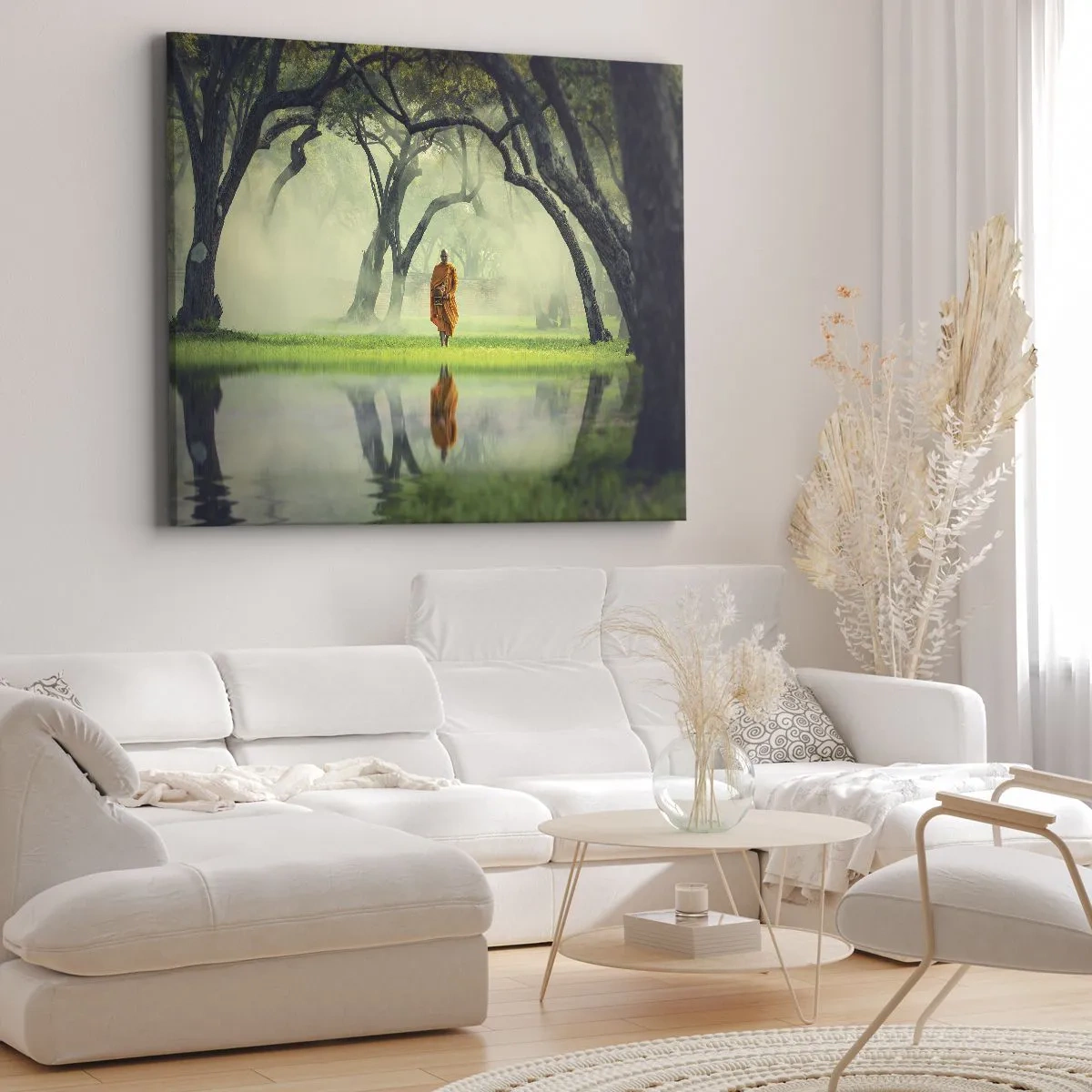 Cuadro sobre lienzo - Impresión de Imagen - Un monje con una túnica naranja en un bosque con un fondo brumoso y reflejo en el agua. - 120x80cm - En el camino de la iluminación - Decoración de pared moderna para salón y dormitorio ARTTOR