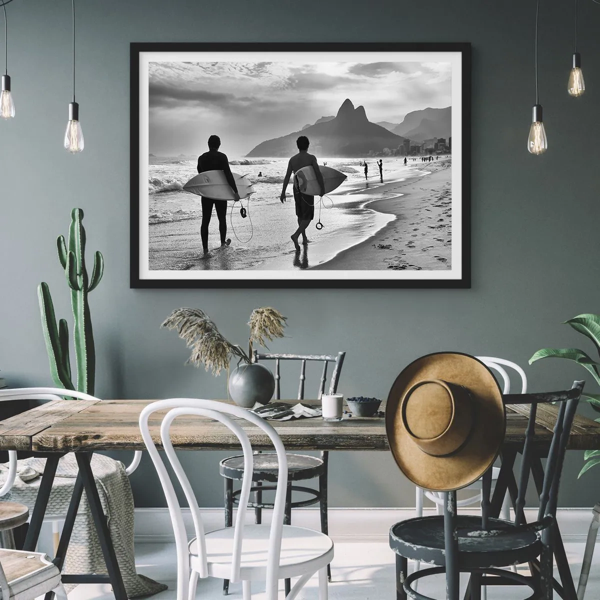 Póster en marco negro - Dos surfistas caminando por la playa con sus tablas en blanco y negro. - 70x50cm - Samba para una ola - Decoración de pared moderna para salón y dormitorio ARTTOR