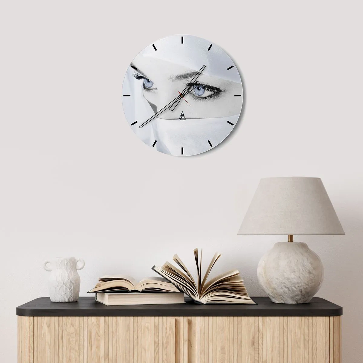 Reloj de pared - Reloj de vidrio - La mirada misteriosa de los ojos azules en blanco. - 30x30cm - Directamente de las mil y una noches - Decoración de pared moderna para salón, cocina y dormitorio ARTTOR