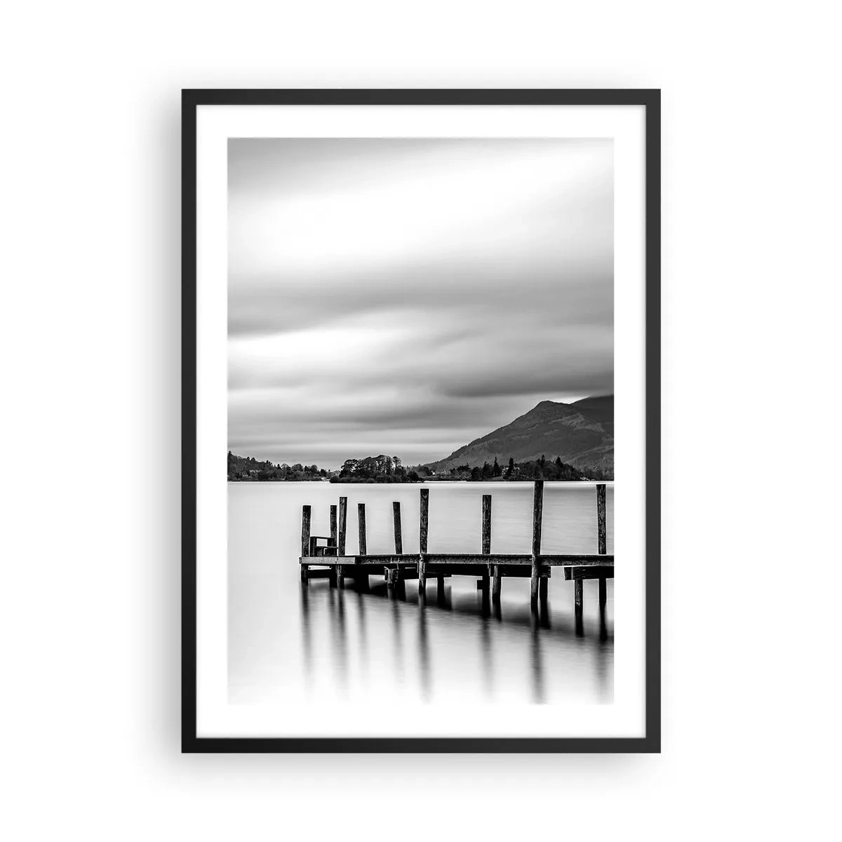 Póster en marco negro - Escena en blanco y negro con un lago, un muelle y montañas. - 50x70cm - Dulzura y la fuerza - Decoración de pared moderna para salón y dormitorio ARTTOR