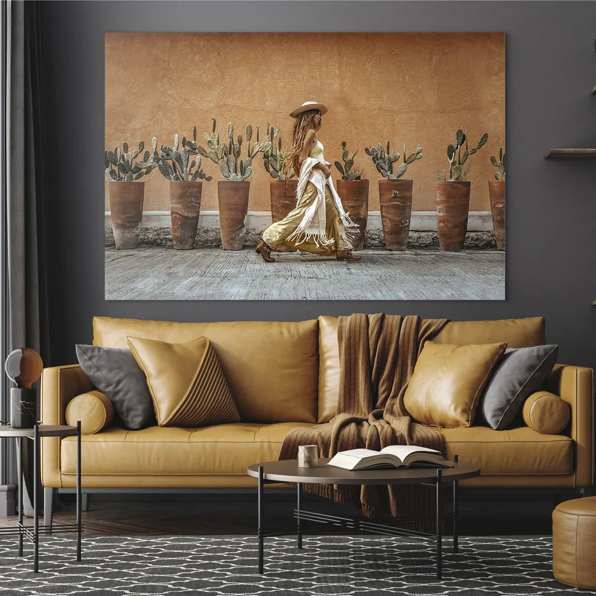 Cuadro sobre vidrio - Impresiones sobre Vidrio - Una mujer de estilo boho paseando entre macetas de cactus. - 70x50cm - Estilo hippie - Decoración de pared moderna para salón y dormitorio ARTTOR