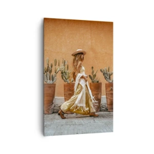 Cuadro sobre lienzo - Impresión de Imagen - Una mujer en estilo boho con macetas de cactus al fondo. - 80x120cm - Estilo hippie - Decoración de pared moderna para salón y dormitorio ARTTOR