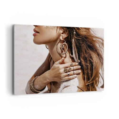 Cuadro sobre lienzo - Impresión de Imagen - Mujer elegante con joyas sobre un fondo de arena clara. - 100x70cm - Reina de la playa salvaje - Decoración de pared moderna para salón y dormitorio ARTTOR