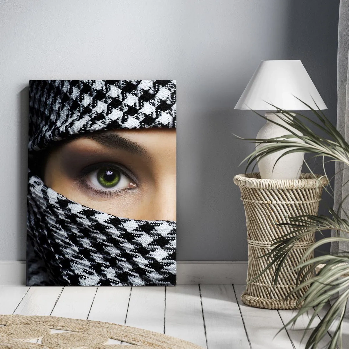 Cuadro sobre lienzo - Impresión de Imagen - Los ojos verdes de una mujer están ocultos tras una tela estampada en blanco y negro. - 50x70cm - Hermosa mirada de ojos verdes - Decoración de pared moderna para salón y dormitorio ARTTOR