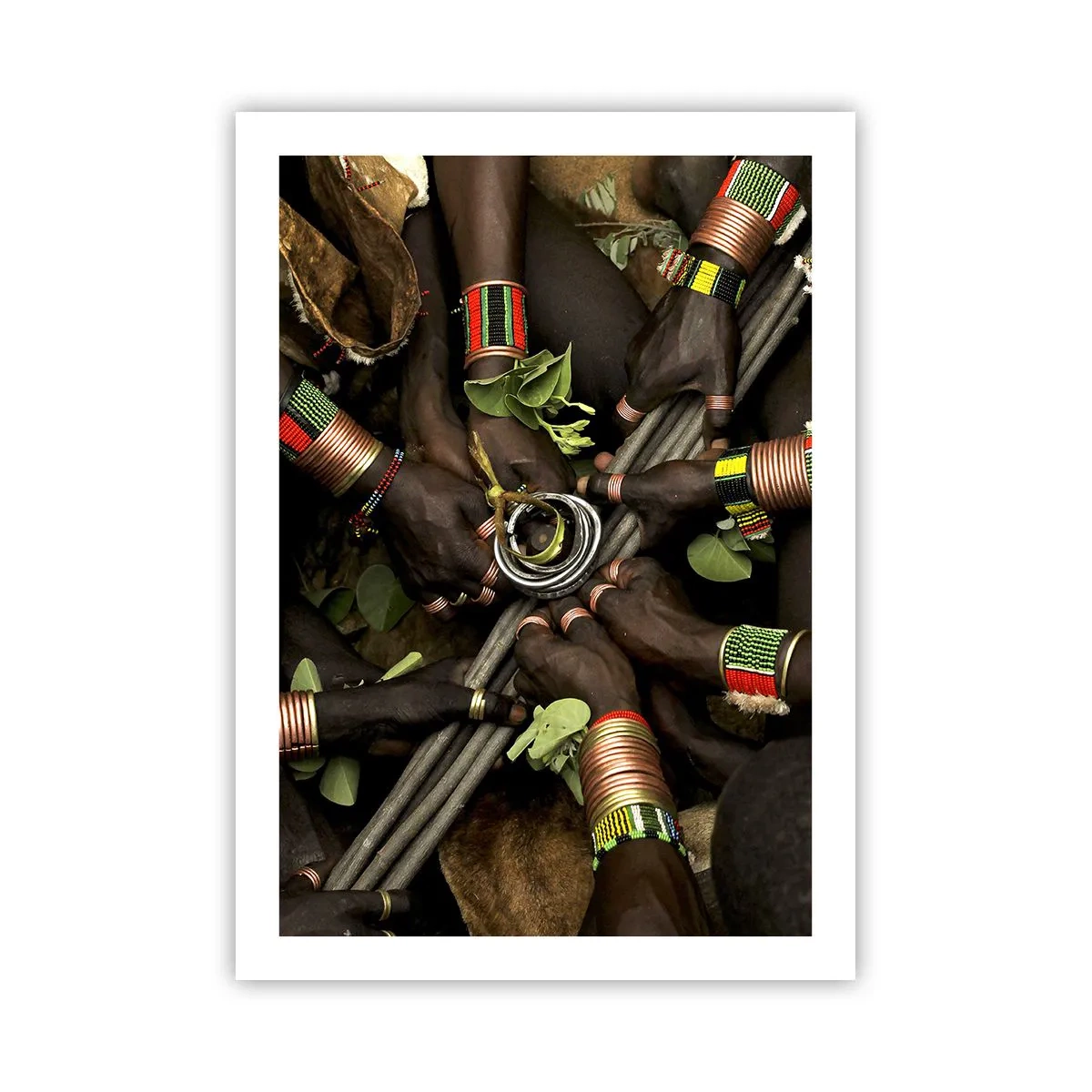 Póster - Manos con pulseras tradicionales, en un gesto de comunidad. - 50x70cm - Estamos juntos - Decoración de pared moderna para salón y dormitorio ARTTOR