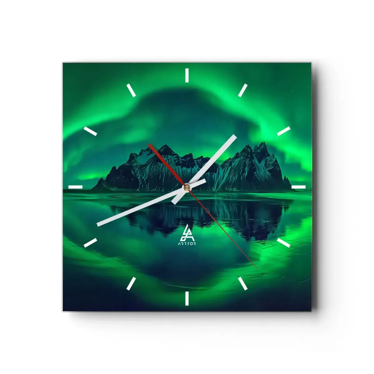 Reloj de pared - Reloj de vidrio - Montañas rodeadas de auroras boreales reflejadas en el agua. - 30x30cm - En los brazos de la aurora - Decoración de pared moderna para salón y dormitorio ARTTOR