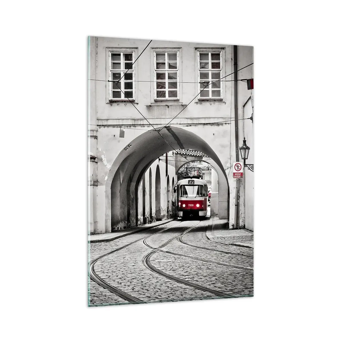 Cuadro sobre vidrio - Impresiones sobre Vidrio - Un tranvía en blanco y negro en una calle histórica de la ciudad. - 80x120cm - A través del laberinto urbano - Decoración de pared moderna para salón y dormitorio ARTTOR