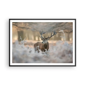 Póster en marco negro - Un ciervo en un claro helado en un bosque invernal con colores sutiles. - 100x70cm - Una mañana fresca - Decoración de pared moderna para salón y dormitorio ARTTOR
