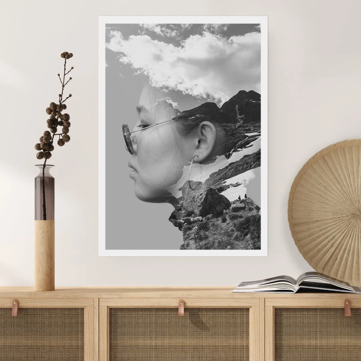 Póster - Retrato en blanco y negro con un paisaje de montaña y nubes. - 50x70cm - Retrato sobre montañas y nubes - Decoración de pared moderna para salón y dormitorio ARTTOR