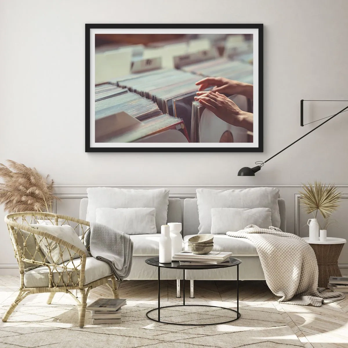 Póster en marco negro - Manos mirando a través de una colección de vinilos - 70x50cm - En busca de emociones - Decoración de pared moderna para salón y dormitorio ARTTOR