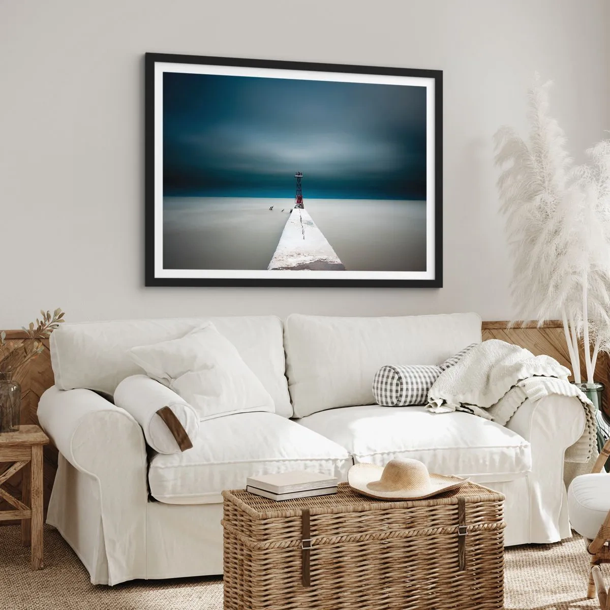 Póster en marco negro - Un faro al final de un muelle de hormigón en un paisaje desolado - 100x70cm - Encuentro con la inmensidad - Decoración de pared moderna para salón y dormitorio ARTTOR
