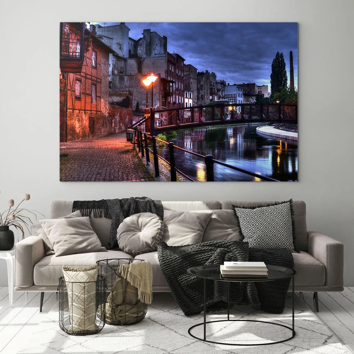Cuadro sobre vidrio - Impresiones sobre Vidrio - Una encantadora calle a lo largo del canal con un puente e iluminación nocturna. - 100x70cm - No conocías Bydgoszcz así - Decoración de pared moderna para salón y dormitorio ARTTOR