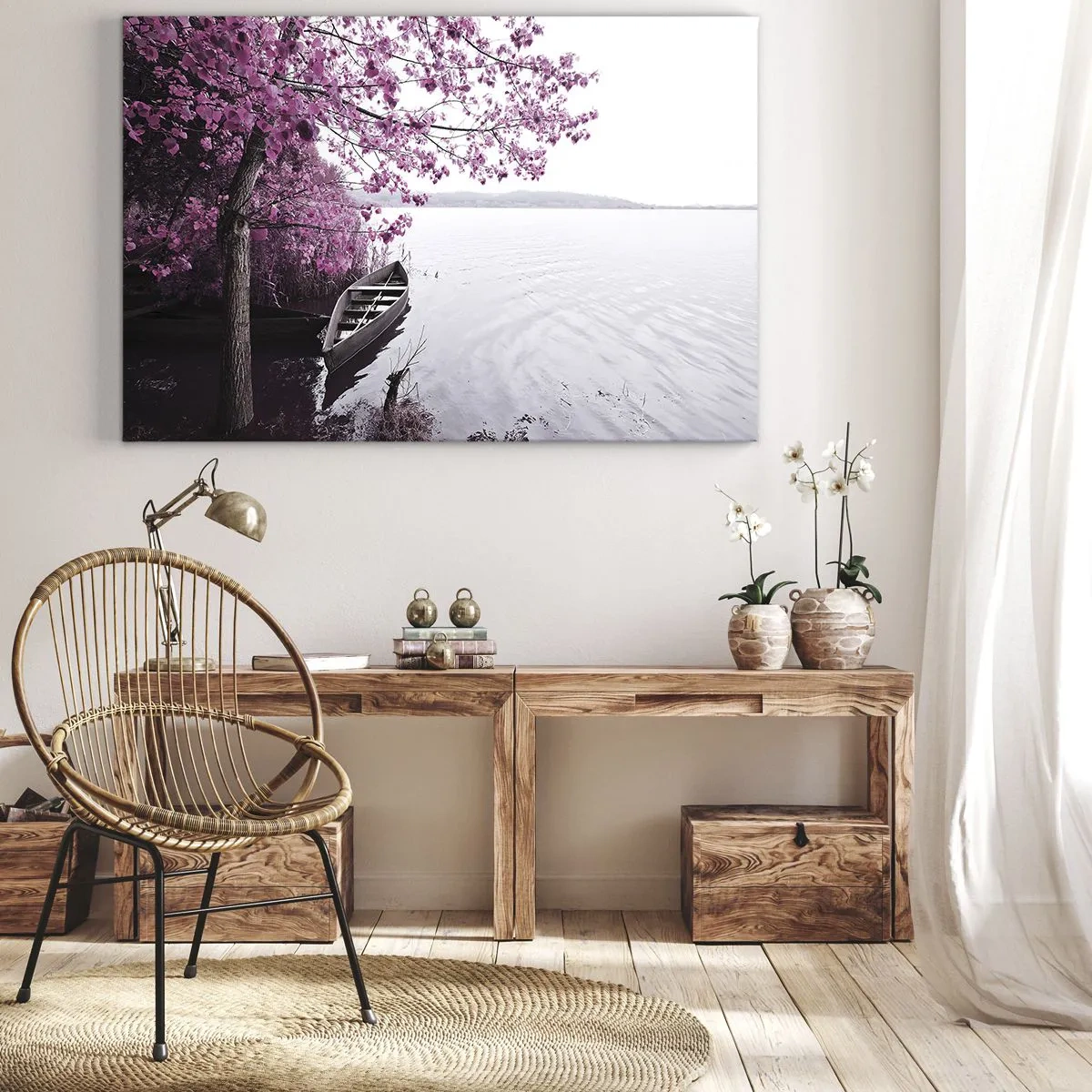 Cuadro sobre lienzo - Impresión de Imagen - Un barco en la orilla de un lago entre árboles rosados. - 70x50cm - En el silencio rosa - Decoración de pared moderna para salón y dormitorio ARTTOR