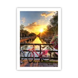 Póster - Una bicicleta rosa en un puente sobre un canal al atardecer. - 50x70cm - Mañana de primavera en Ámsterdam - Decoración de pared moderna para salón y dormitorio ARTTOR