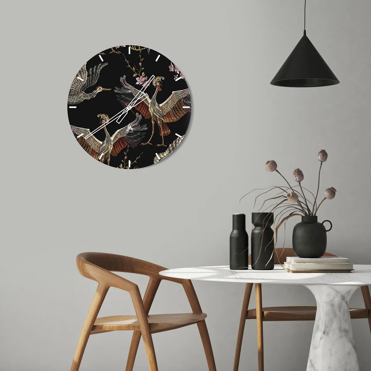 Reloj de pared - Reloj de vidrio - Pájaros ilustrativos en vuelo sobre un fondo de ramas florales y negro. - 30x30cm - Aves de cuento de hadas - Decoración de pared moderna para salón, cocina y dormitorio ARTTOR