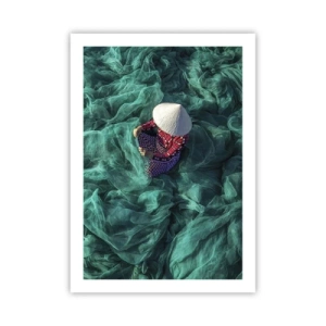 Póster - Una persona con sombrero entre redes de pesca verdes. - 50x70cm - En un mar de redes - Decoración de pared moderna para salón y dormitorio ARTTOR