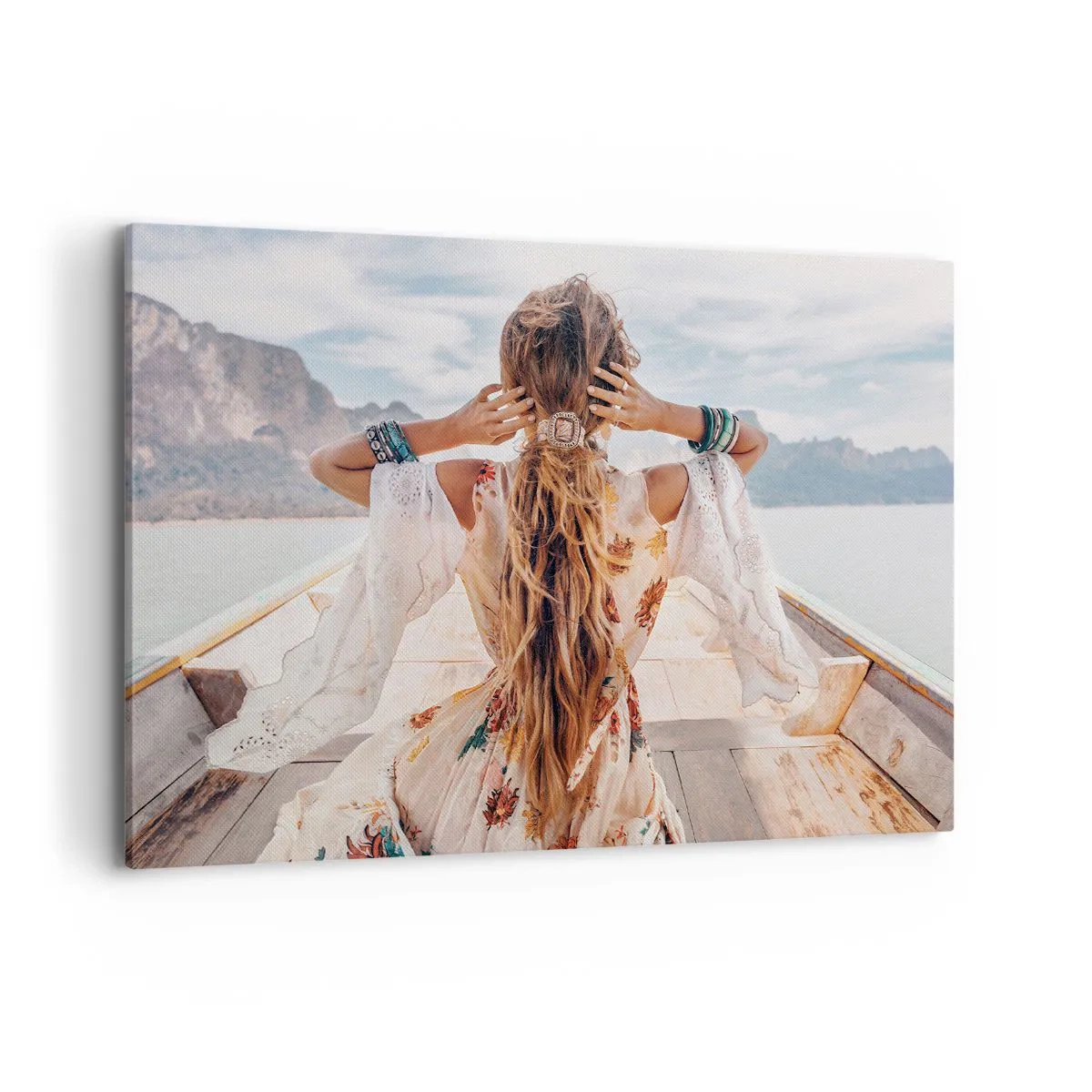 Cuadro sobre lienzo - Impresión de Imagen - Mujer en un barco con vistas a las montañas y al agua, estilo boho - 120x80cm - Rumbo a la felicidad - Decoración de pared moderna para salón y dormitorio ARTTOR