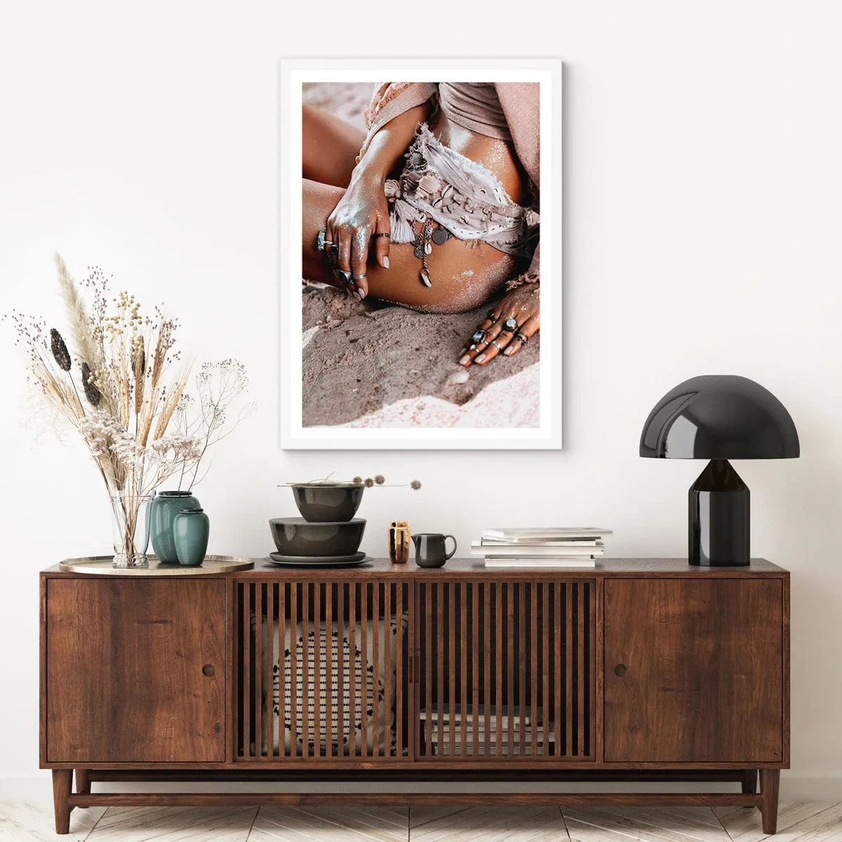 Póster en marco blanco - Bañada por el sol y la arena - 70x100 cm