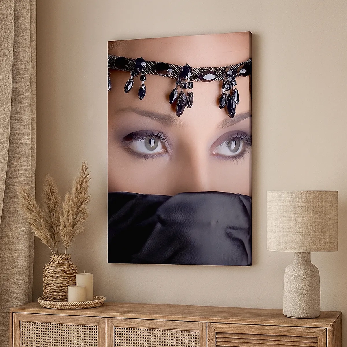 Cuadro sobre lienzo - Impresión de Imagen - Retrato de una mujer con joyas decorativas sobre un fondo negro. - 50x70cm - Tentador misterio oriental - Decoración de pared moderna para salón y dormitorio ARTTOR