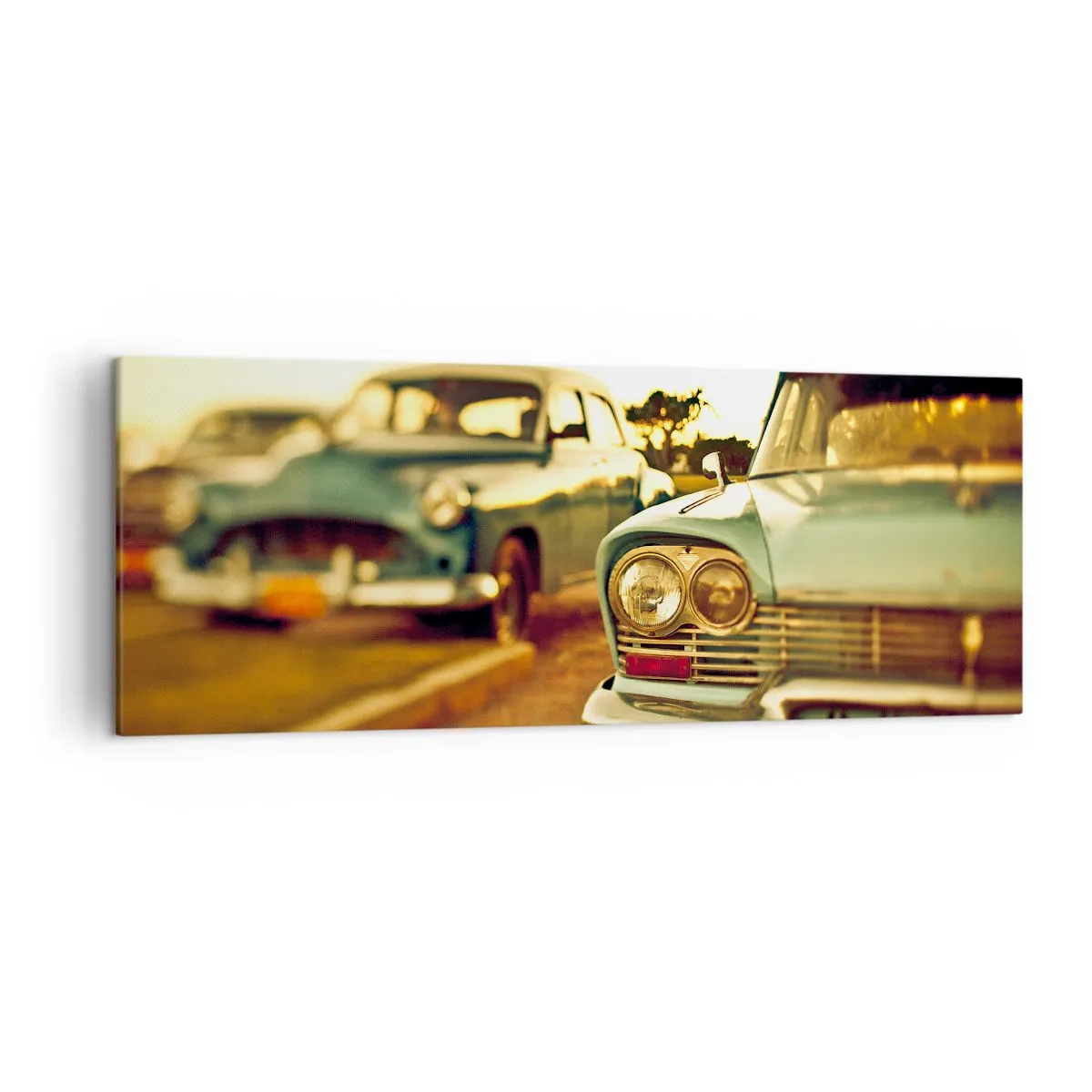 Cuadro sobre lienzo - Impresión de Imagen - Coches clásicos bajo la cálida luz del atardecer. - 140x50cm - A la espera del futuro - Decoración de pared moderna para salón y dormitorio ARTTOR