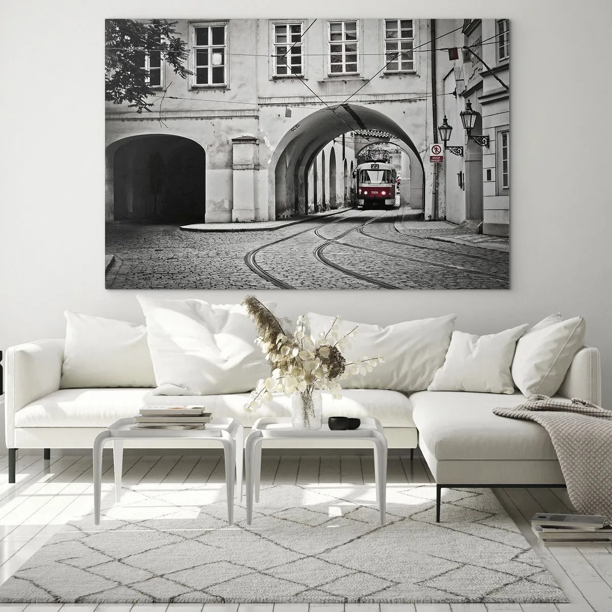 Cuadro sobre vidrio - Impresiones sobre Vidrio - Tranvía en blanco y negro en una calle antigua - 70x50cm - A través del laberinto urbano - Decoración de pared moderna para salón y dormitorio ARTTOR
