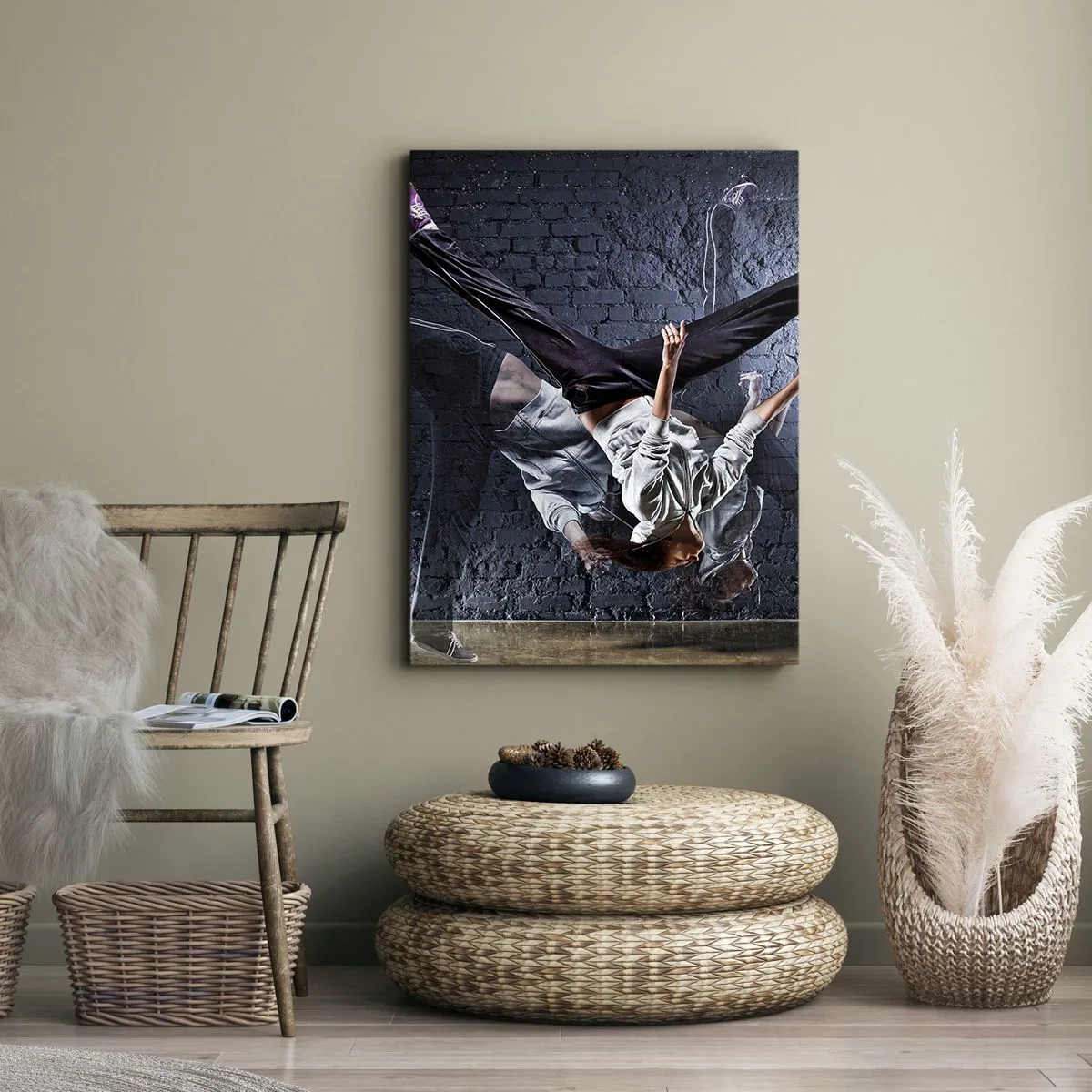Cuadro sobre lienzo - Impresión de Imagen - Una bailarina en un salto dinámico contra una pared de ladrillos. - 50x70cm - Estrella de la calle - Decoración de pared moderna para salón y dormitorio ARTTOR