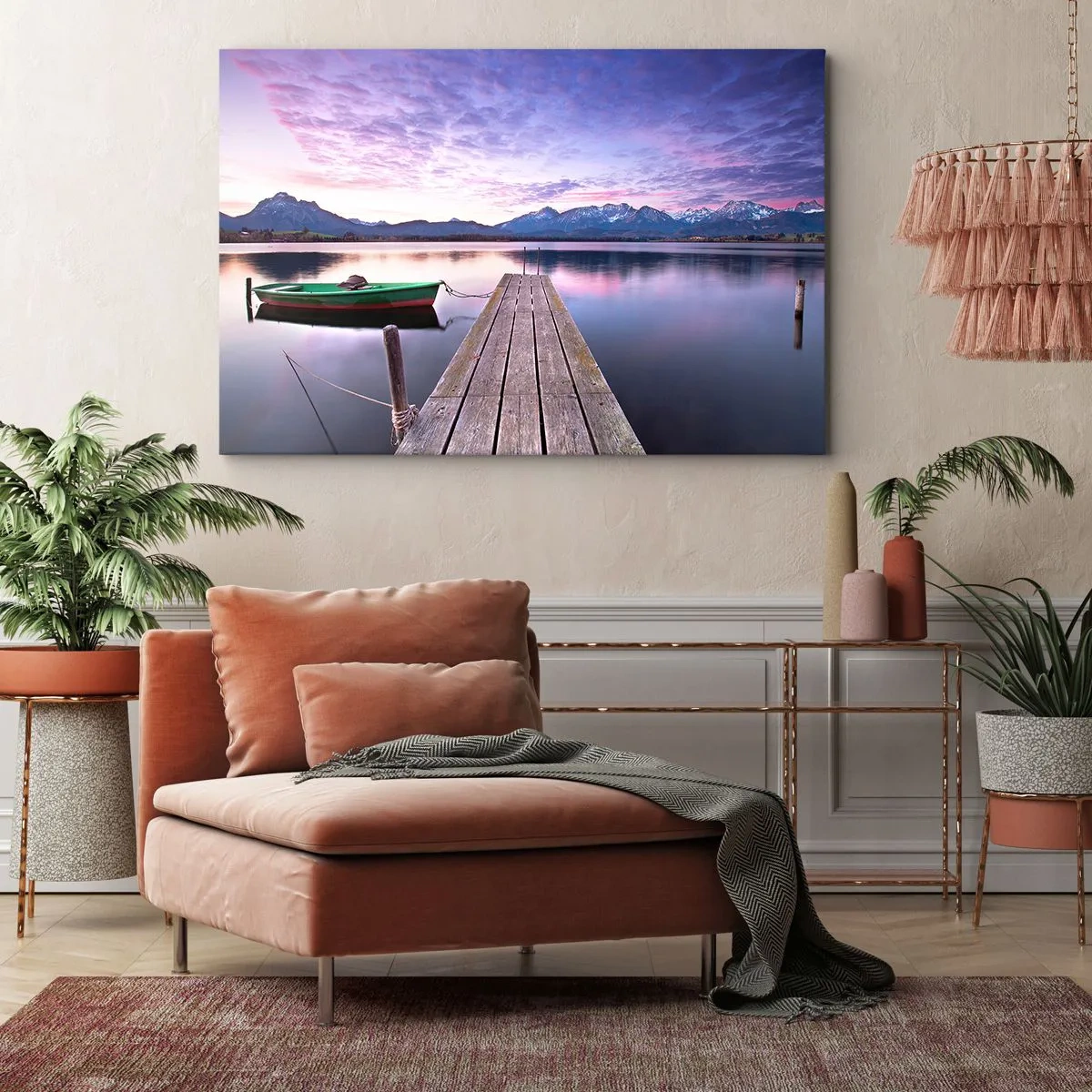 Cuadro sobre lienzo - Impresión de Imagen - Un muelle de madera con un barco en un lago rodeado de montañas al atardecer. - 100x70cm - Un silencio amistoso - Decoración de pared moderna para salón y dormitorio ARTTOR