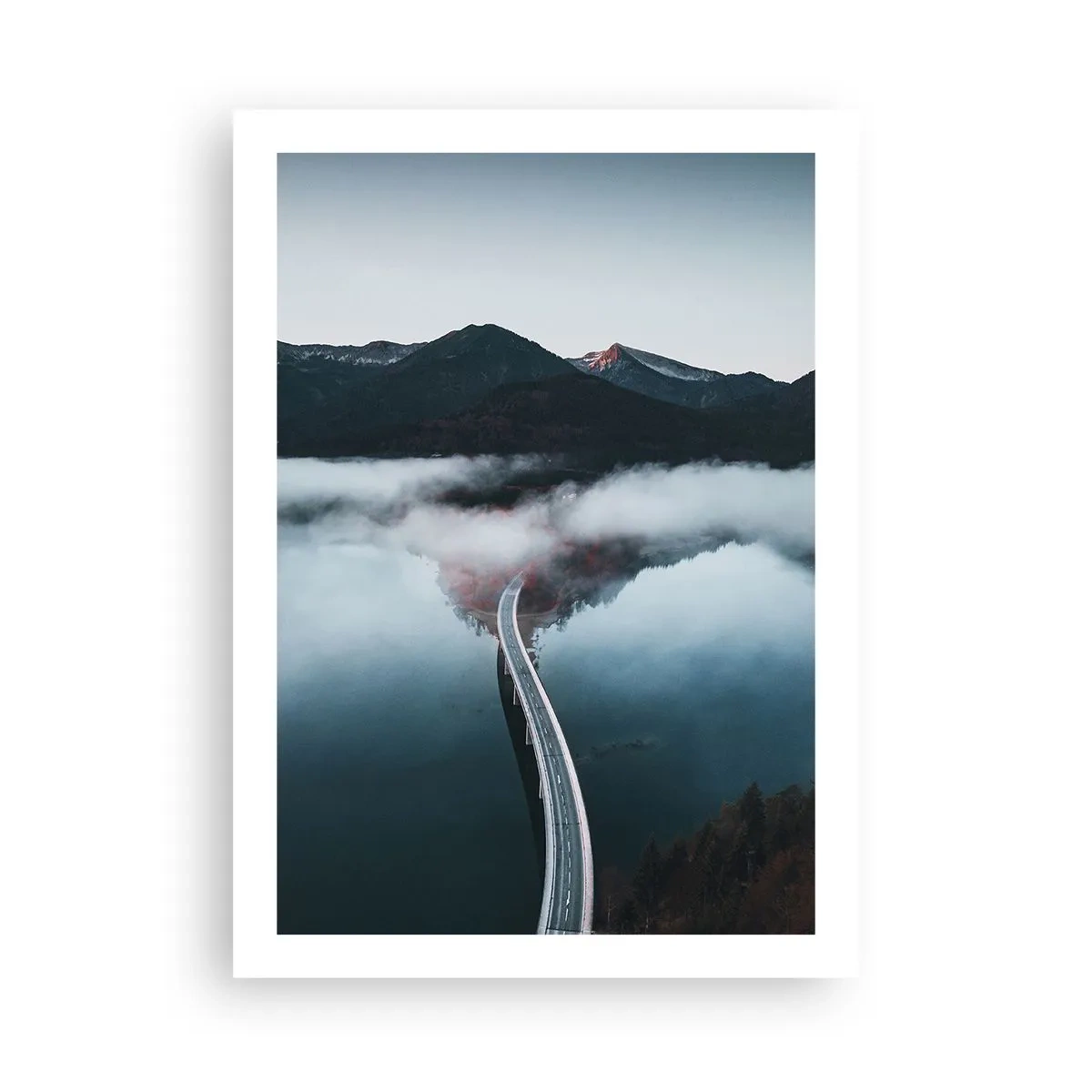 Póster - Un puente sobre un lago tranquilo, que refleja las montañas en el fondo. - 50x70cm - Sobre el agua lisa como un espejo - Decoración de pared moderna para salón y dormitorio ARTTOR