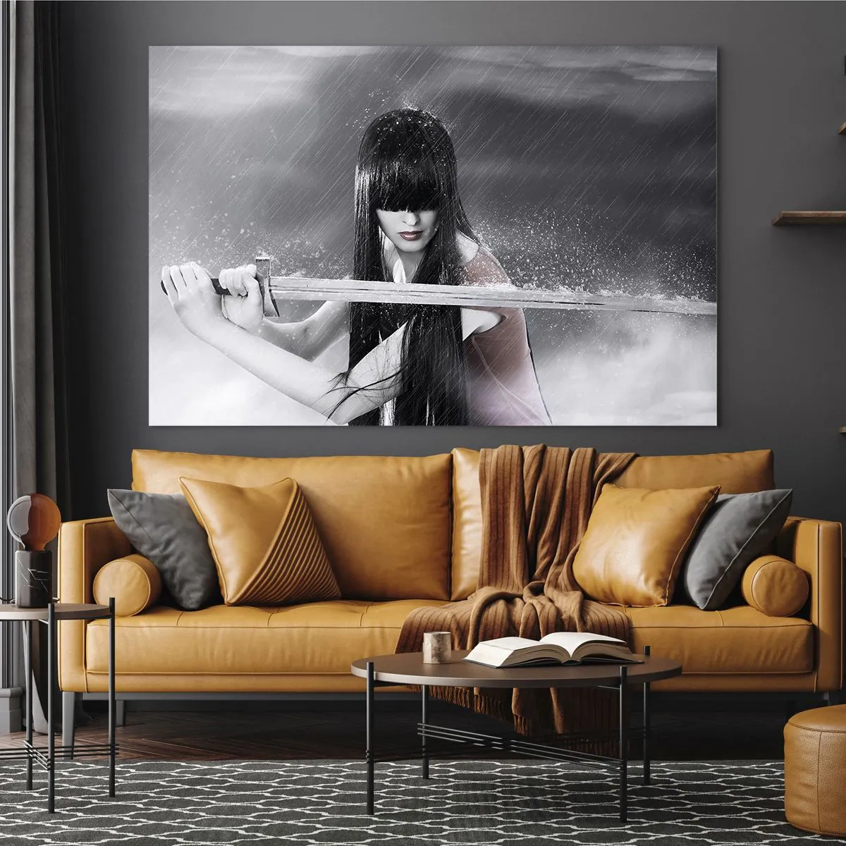 Cuadro sobre vidrio - Impresiones sobre Vidrio - Una mujer con una espada bajo la lluvia sobre un fondo monocromático. - 70x50cm - Hermosa y peligrosa - Decoración de pared moderna para salón y dormitorio ARTTOR