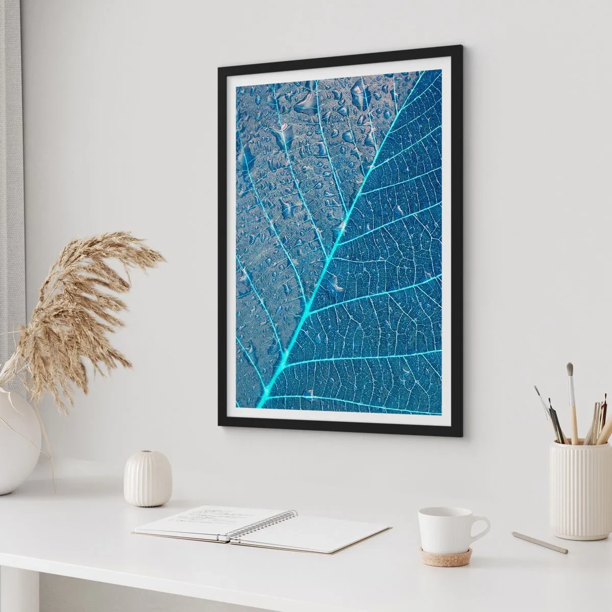 Póster en marco negro - Primer plano de una hoja en tonos azules. - 50x70cm - Vida en el azul - Decoración de pared moderna para salón y dormitorio ARTTOR