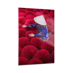 Cuadro sobre vidrio - Impresiones sobre Vidrio - Un trabajador entre varillas de incienso rojas sobre un fondo estampado. - 50x70cm - En un campo de arroz - Decoración de pared moderna para salón y dormitorio ARTTOR