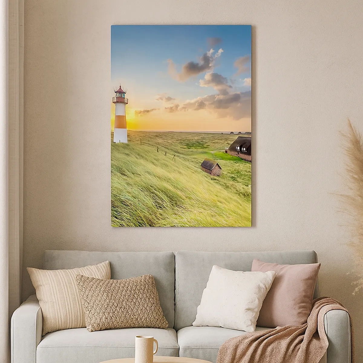 Cuadro sobre lienzo - Impresión de Imagen - Un faro con prados y casas al sol al fondo. - 50x70cm - Entre las olas - Decoración de pared moderna para salón y dormitorio ARTTOR