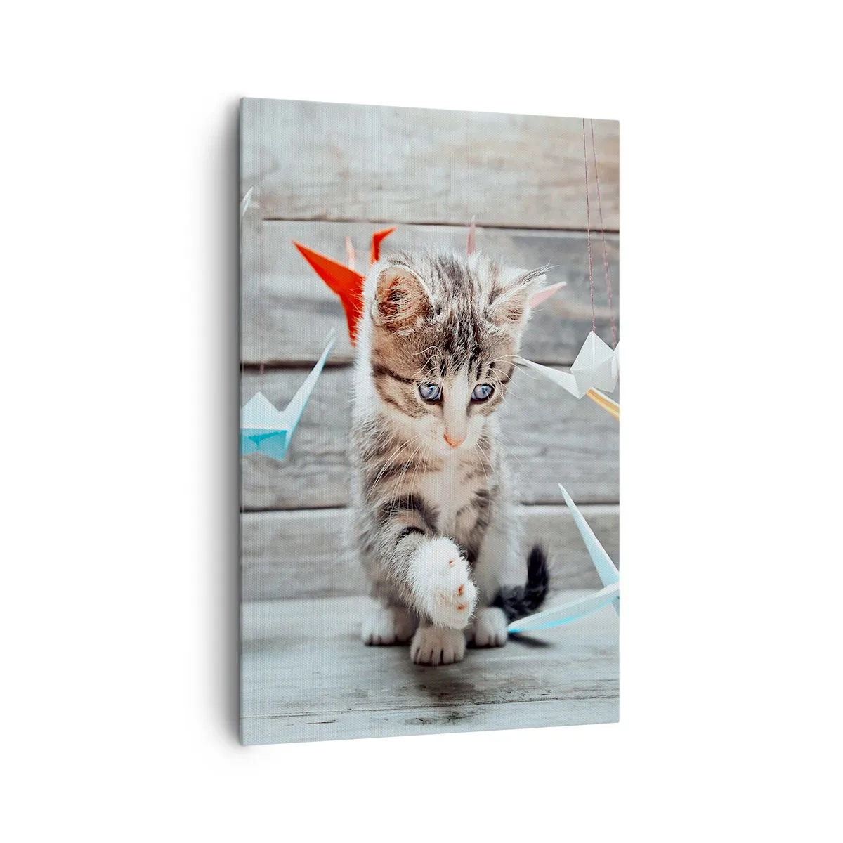 Cuadro sobre lienzo - Impresión de Imagen - Un gatito jugando con grullas de papel de origami colgantes. - 80x120cm - La primera lección - Decoración de pared moderna para salón y dormitorio ARTTOR