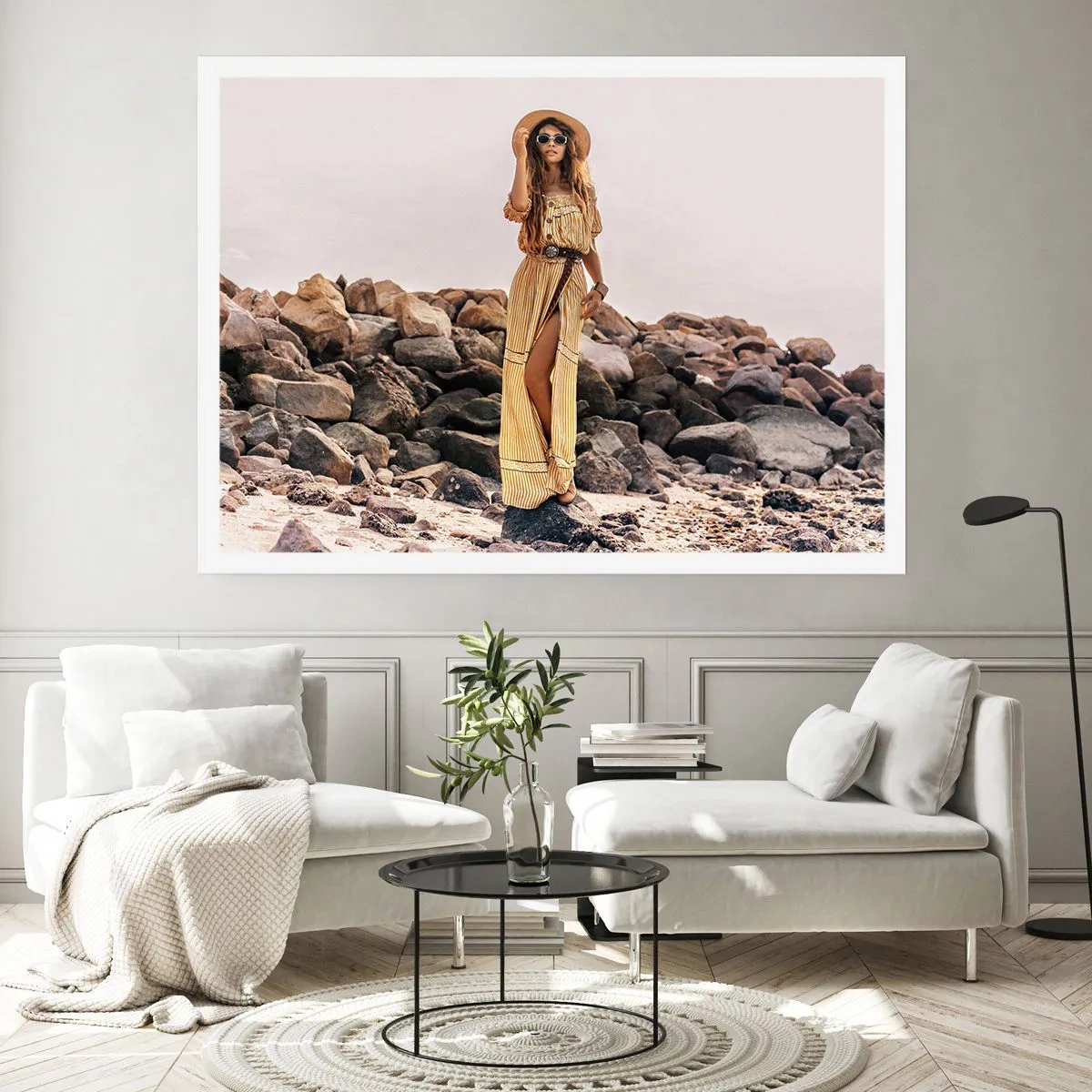 Póster - Una mujer con estilo boho sobre un fondo de playa rocosa. - 100x70cm - La magia de las piedras - Decoración de pared moderna para salón y dormitorio ARTTOR