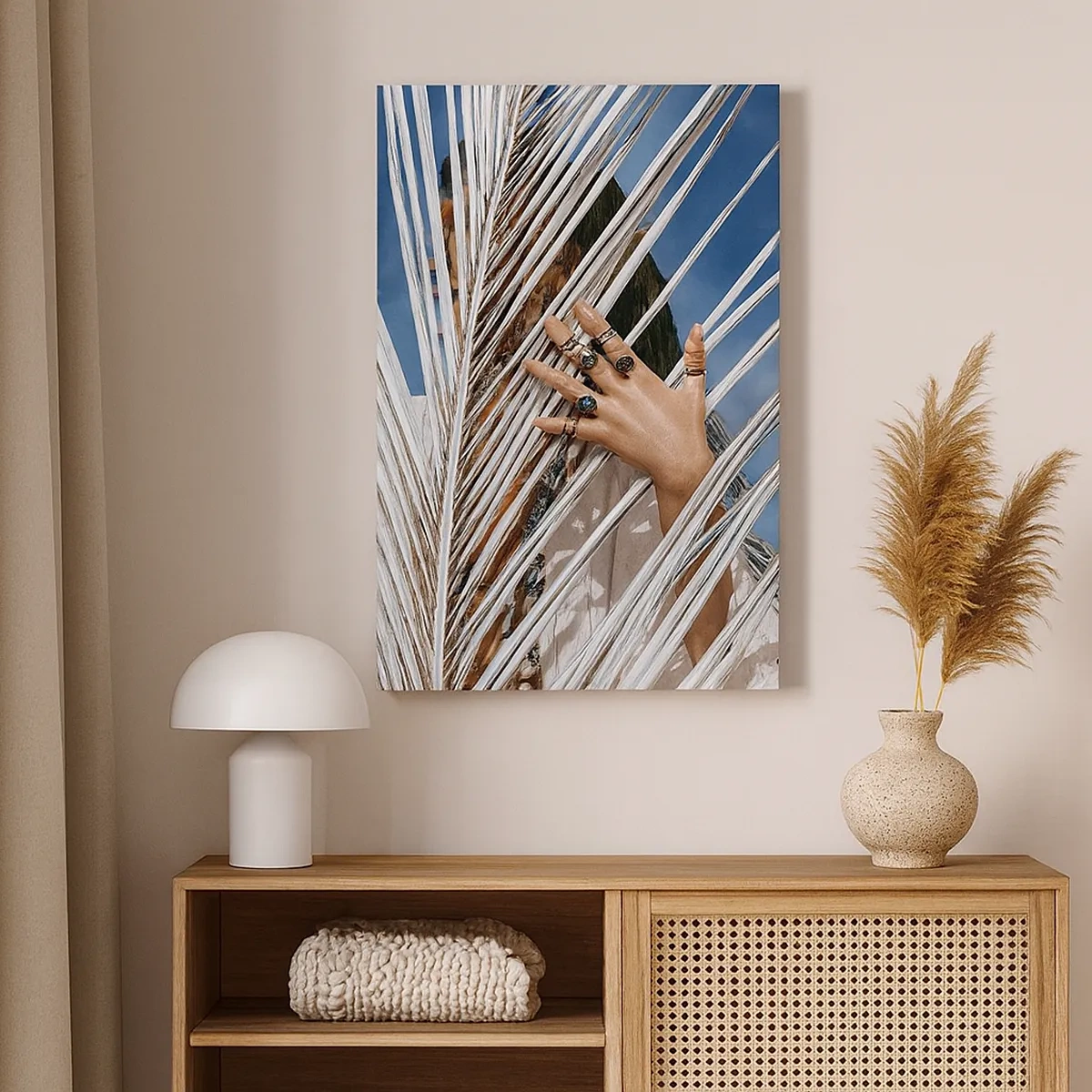 Cuadro sobre lienzo - Impresión de Imagen - Una mujer escondida detrás de hojas de palma con anillos en sus manos. - 50x70cm - ¿La mujer chamana? - Decoración de pared moderna para salón y dormitorio ARTTOR