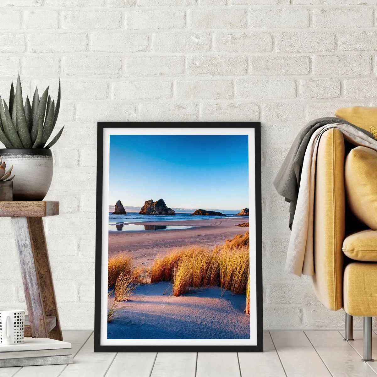 Póster en marco negro - Una playa pintoresca con pastos y rocas con el océano en calma como telón de fondo. - 50x70cm - Para buscadores de tranquilidad - Decoración de pared moderna para salón y dormitorio ARTTOR