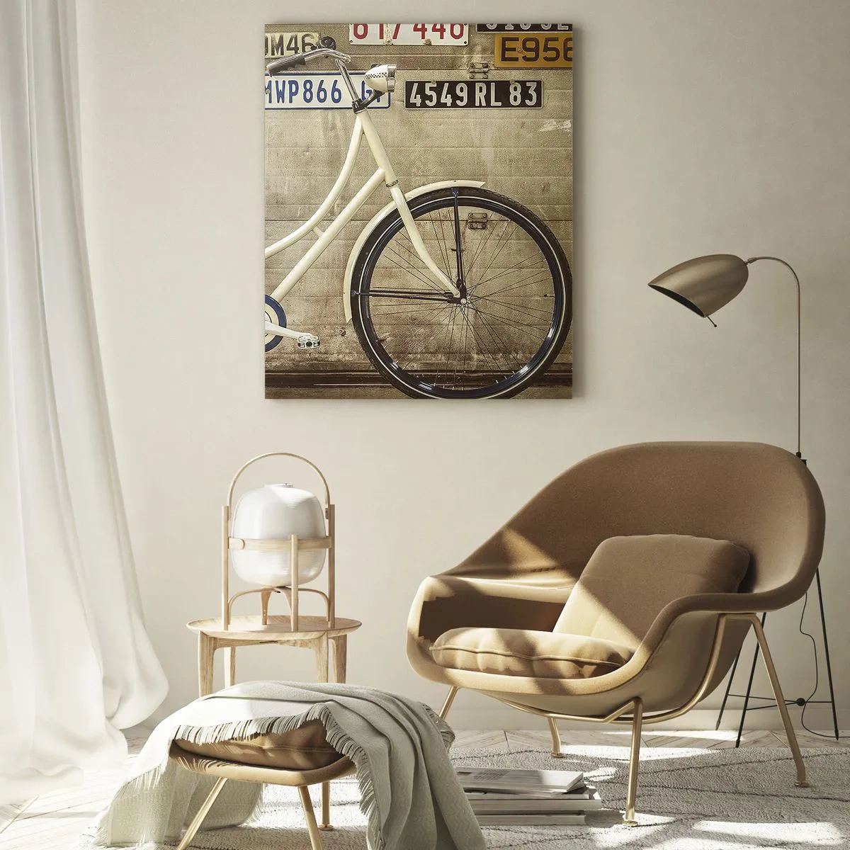Cuadro sobre vidrio - Impresiones sobre Vidrio - Una bicicleta retro contra una pared decorada con matrículas. - 80x120cm - No hay complejos - Decoración de pared moderna para salón y dormitorio ARTTOR