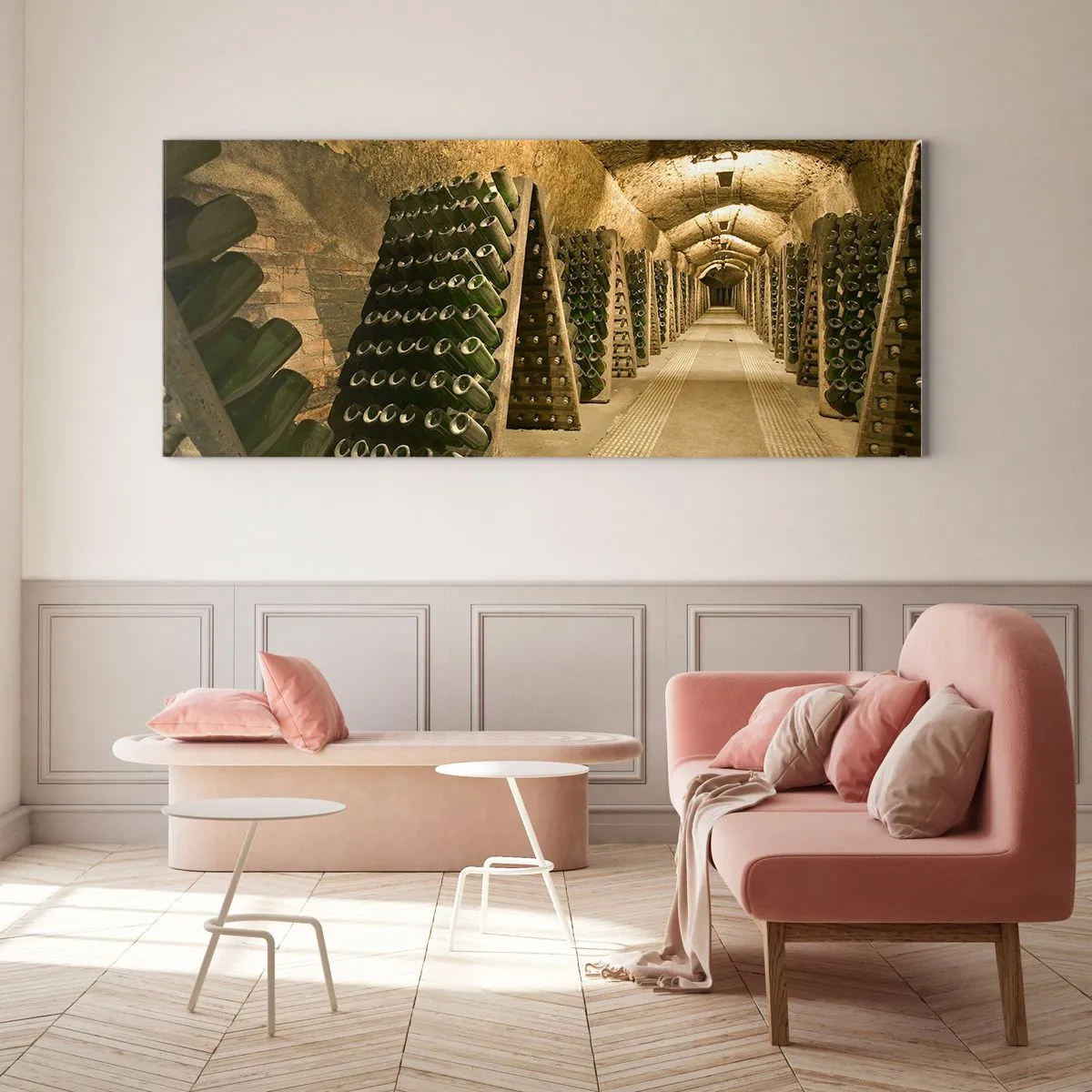 Cuadro sobre vidrio - Impresiones sobre Vidrio - Un viñedo con una bodega llena de botellas de vino expuestas en estantes de madera. - 120x50cm - El nacimiento del gusto - Decoración de pared moderna para salón y dormitorio ARTTOR