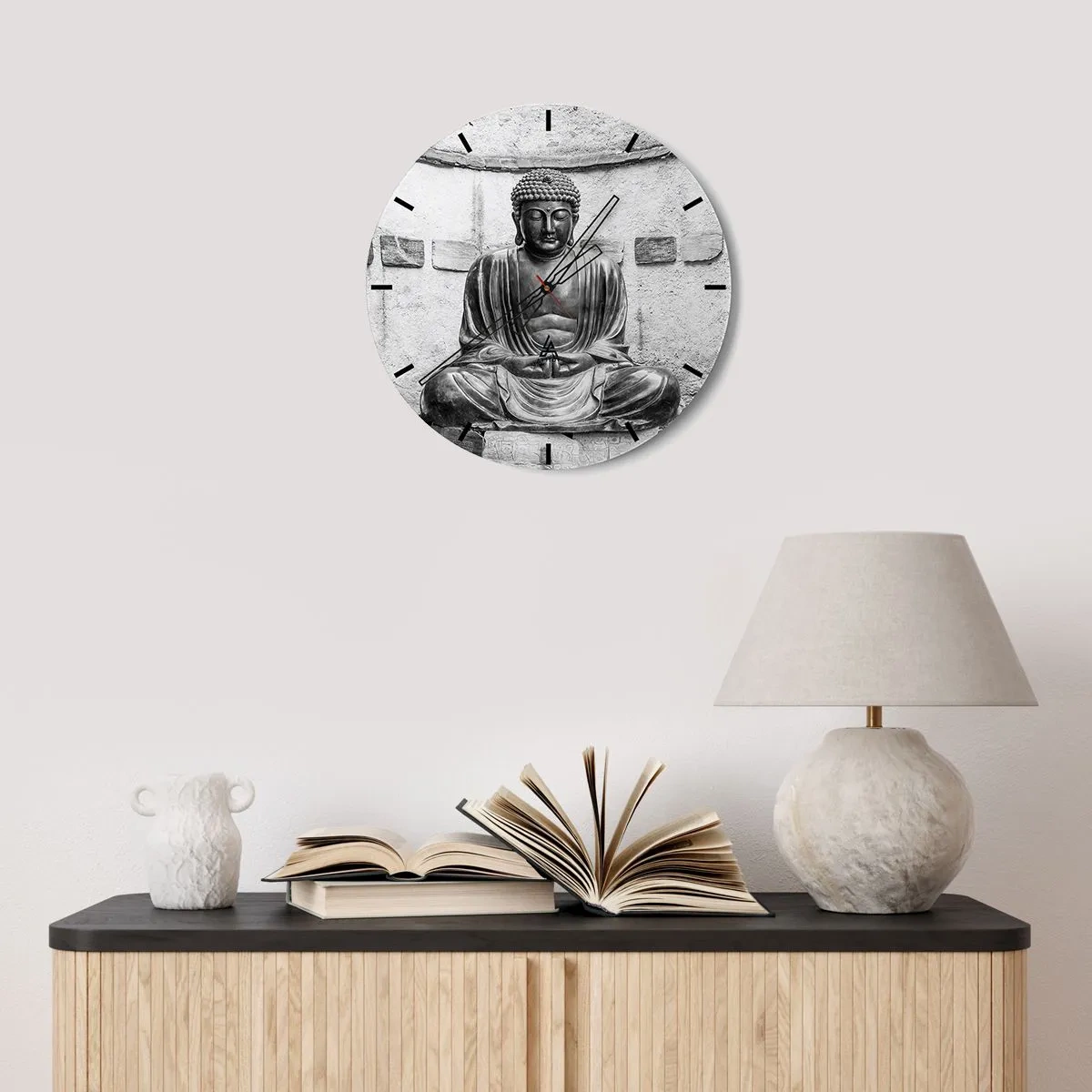 Reloj de pared - Reloj de vidrio - Una estatua de Buda en estilo monocromático sobre un fondo de pared. - 30x30cm - En la fuente de la paz - Decoración de pared moderna para salón, cocina y dormitorio ARTTOR