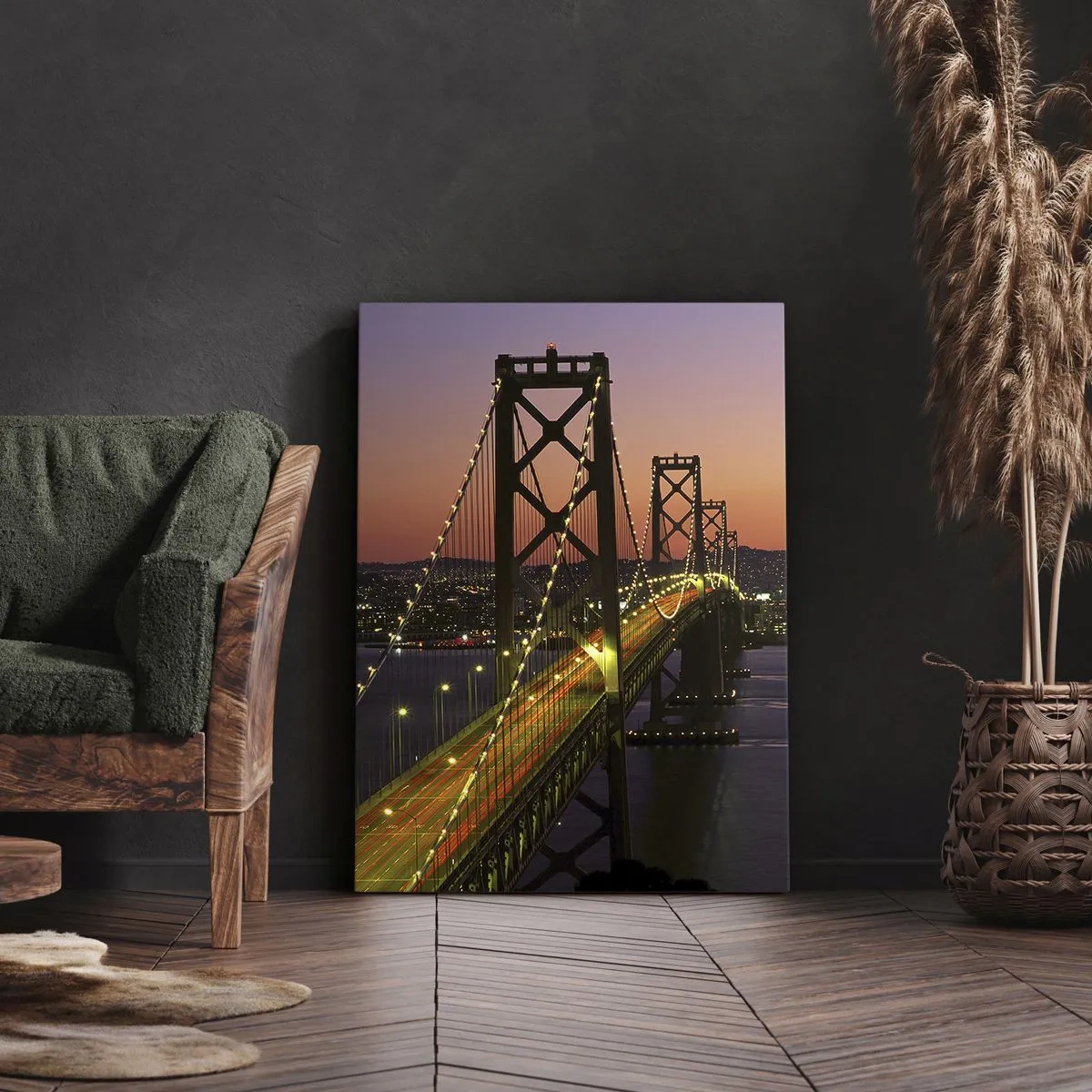 Cuadro sobre lienzo - Impresión de Imagen - Un puente iluminado por la noche sobre el agua con una vista panorámica de la ciudad. - 80x120cm - Tarde violeta - Decoración de pared moderna para salón y dormitorio ARTTOR