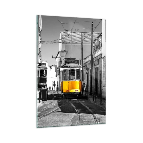 Cuadro sobre vidrio - Impresiones sobre Vidrio - Un tranvía amarillo en las calles de Lisboa en un entorno monocromático. - 80x120cm - Espíritu de Lisboa - Decoración de pared moderna para salón y dormitorio ARTTOR