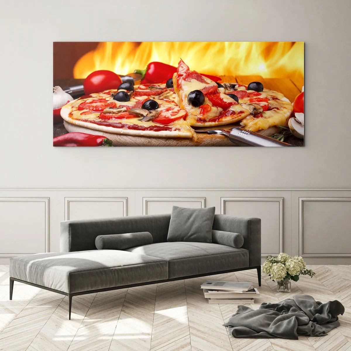 Cuadro sobre vidrio - Impresiones sobre Vidrio - Pizza con aceitunas, tomates y pimientos sobre un fondo de llamas - 160x50cm - Desde Italia con amor - Decoración de pared moderna para salón y dormitorio ARTTOR
