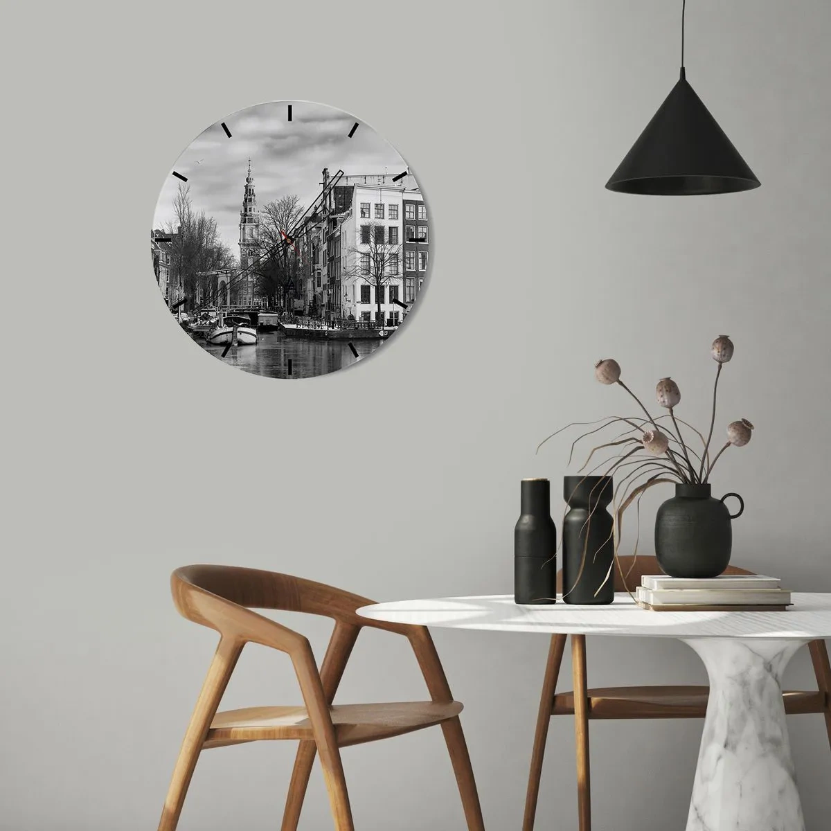 Reloj de pared - Reloj de vidrio - Vista en blanco y negro del canal y la arquitectura de la ciudad. - 30x30cm - Ambiente de Ámsterdam - Decoración de pared moderna para salón, cocina y dormitorio ARTTOR
